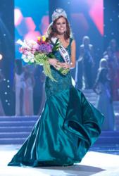 Alyssa Campanella accepts her crown in her Sherri Hill Couture. Hill's Couture Collection will be featured at Terry Costa in Dallas all weekend.